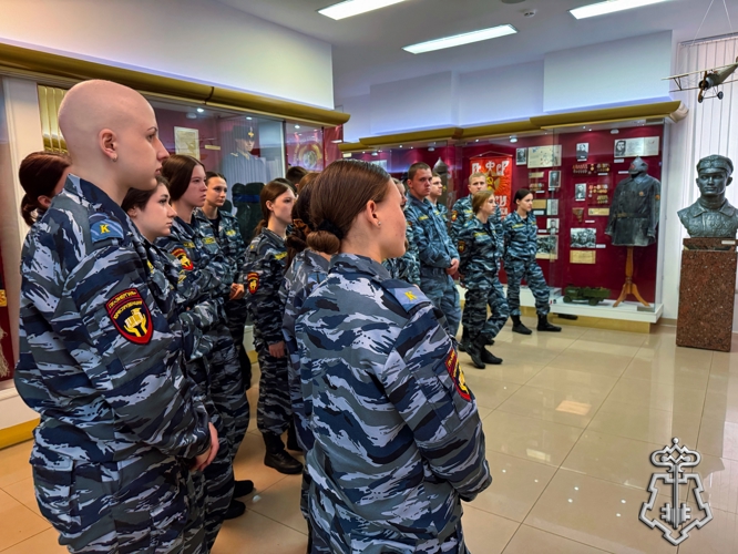  «Сохраняя память поколений: курсанты и сотрудники ЦСН ВО Росгвардии посетили Центральный музей Росгвардии в предверии Дня защиты детей»