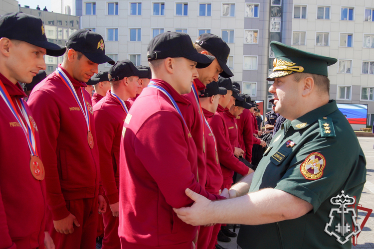 Заместитель директора Росгвардии генерал-полковник Василий Сонин поздравил победителей Всероссийского конкурса профессионального мастерства «Лучший по профессии» (видео)