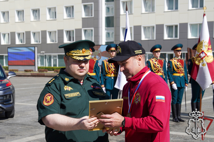 Заместитель директора Росгвардии генерал-полковник Василий Сонин поздравил победителей Всероссийского конкурса профессионального мастерства «Лучший по профессии» (видео)
