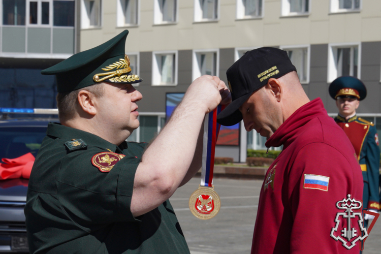 Заместитель директора Росгвардии генерал-полковник Василий Сонин поздравил победителей Всероссийского конкурса профессионального мастерства «Лучший по профессии» (видео)